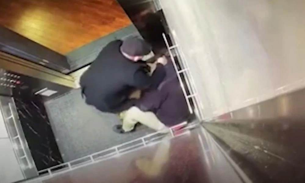 Νεαρός έβηξε σε ασανσέρ... και ηλικιωμένος τον έκανε τόπι στο ξύλο!